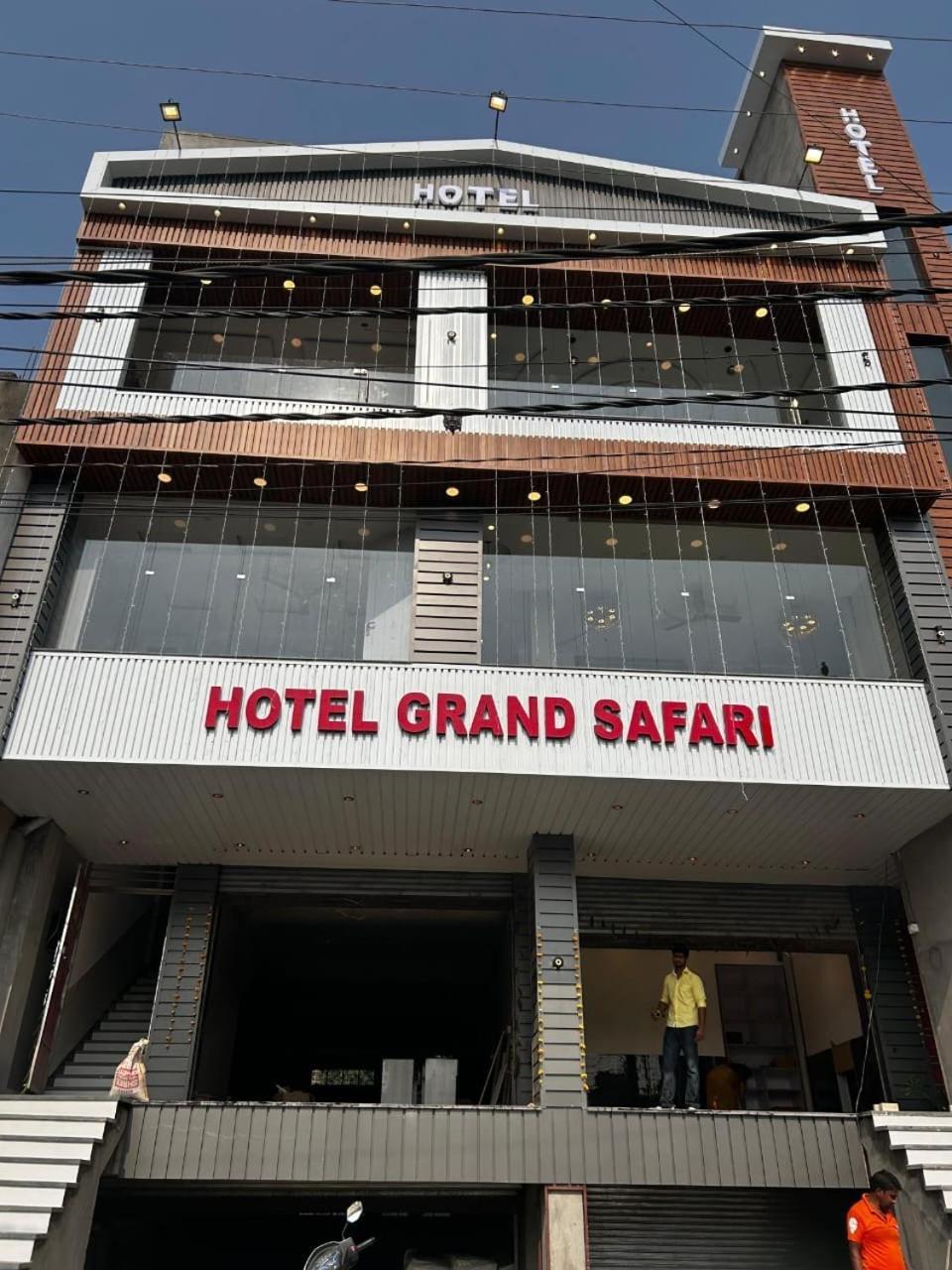 Hotel Grand Safari Kotdwāra Exteriör bild