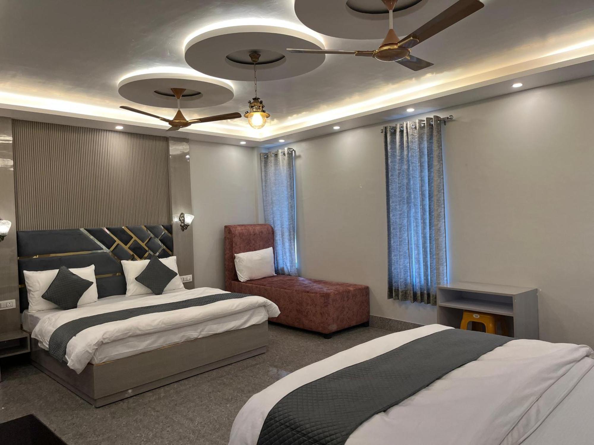 Hotel Grand Safari Kotdwāra Exteriör bild
