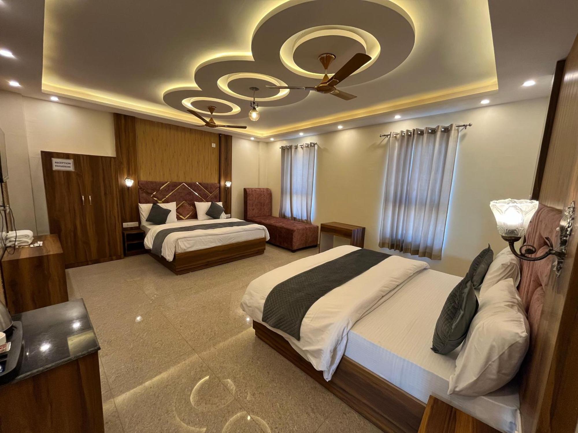 Hotel Grand Safari Kotdwāra Exteriör bild